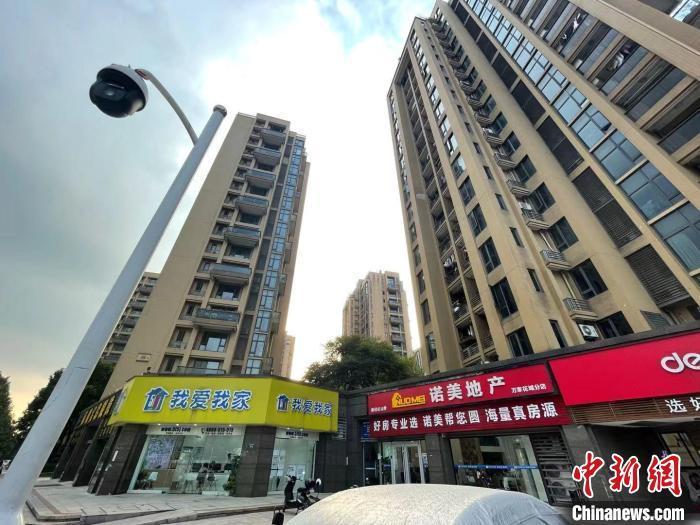 多家房地產(chǎn)中介。 蘇婷 攝