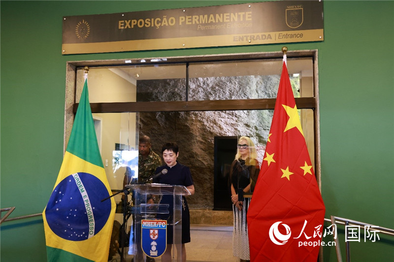 中國駐里約總領(lǐng)事田敏在攝影展開幕式上致辭。 人民網(wǎng)記者 陳海琪攝