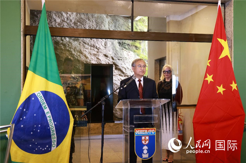 中國攝影家協(xié)會駐會副主席鄭更生在攝影展開幕式上致辭。 人民網(wǎng)記者 陳海琪攝