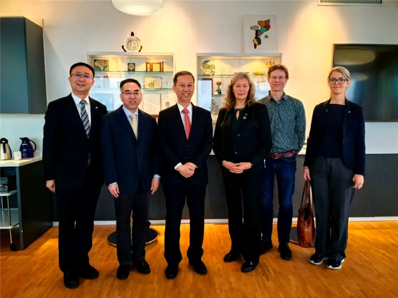 中國駐瑞典大使崔愛民（左三）會見瑞典農(nóng)業(yè)大學(xué)校長薇迪（左四）。中國駐瑞典大使館供圖。