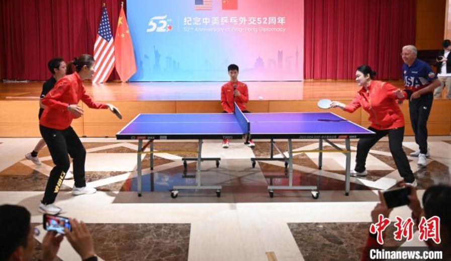 當(dāng)?shù)貢r(shí)間12月13日，中國駐美使館在華盛頓舉辦慶?；顒?dòng)紀(jì)念中美乒乓外交52周年。圖為丁寧、劉偉、戴爾等中美運(yùn)動(dòng)員上演混雙表演賽。中新社記者 陳孟統(tǒng) 攝