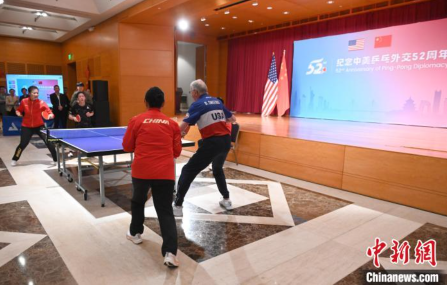 當(dāng)?shù)貢r(shí)間12月13日，中國駐美使館在華盛頓舉辦慶?；顒?dòng)紀(jì)念中美乒乓外交52周年。圖為丁寧、劉偉、戴爾等中美運(yùn)動(dòng)員上演混雙表演賽。中新社記者 陳孟統(tǒng) 攝