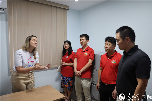 王尉育等人參觀并了解協(xié)會活動場所及設(shè)施。人民網(wǎng)記者 時(shí)元皓攝