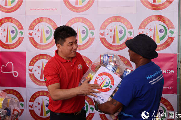 鄭俠茂向癌癥患者捐贈食品籃。人民網(wǎng)記者 時(shí)元皓攝