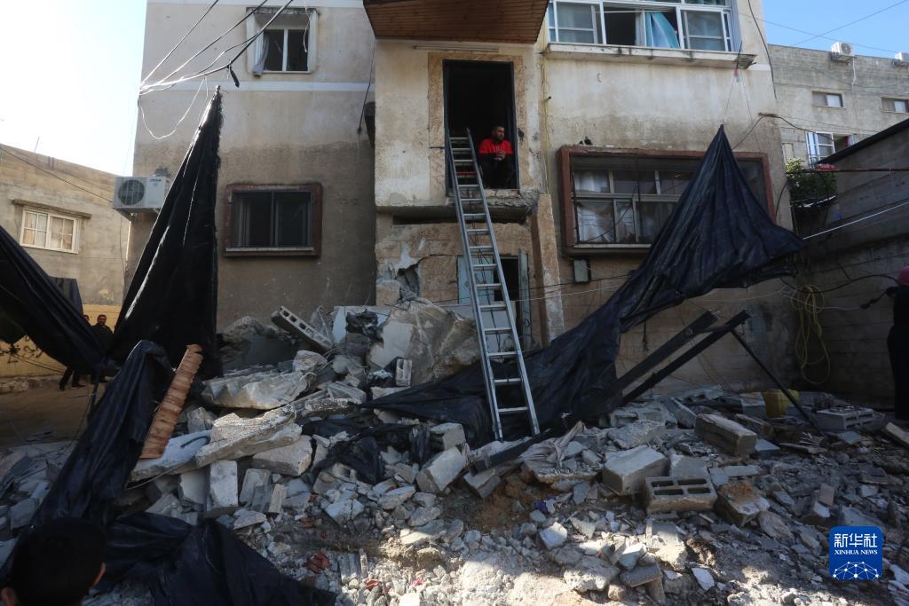 12月17日，在約旦河西岸城市圖勒凱爾姆附近的一處難民營，人們查看在沖突中損毀的房屋。新華社發(fā)（尼達爾·艾仕塔耶?dāng)z）