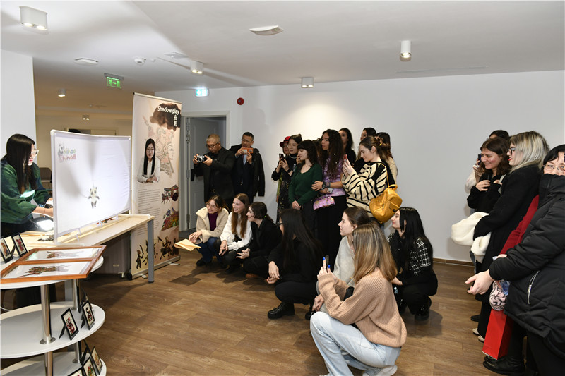 圖為觀眾欣賞帶有“你好中國”標識的皮影展示。 布加勒斯特中國文化中心供圖。