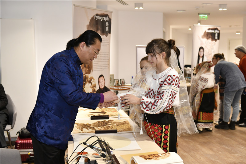 圖為羅馬尼亞小學生在現(xiàn)場體驗烙畫。 布加勒斯特中國文化中心供圖