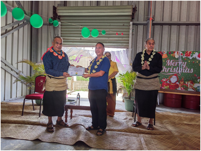 湯加農(nóng)林食品部部長(zhǎng)佛赫為唐匯勇組長(zhǎng)頒發(fā)獎(jiǎng)狀和獎(jiǎng)金。援湯加第六期農(nóng)業(yè)技術(shù)援助項(xiàng)目組供圖