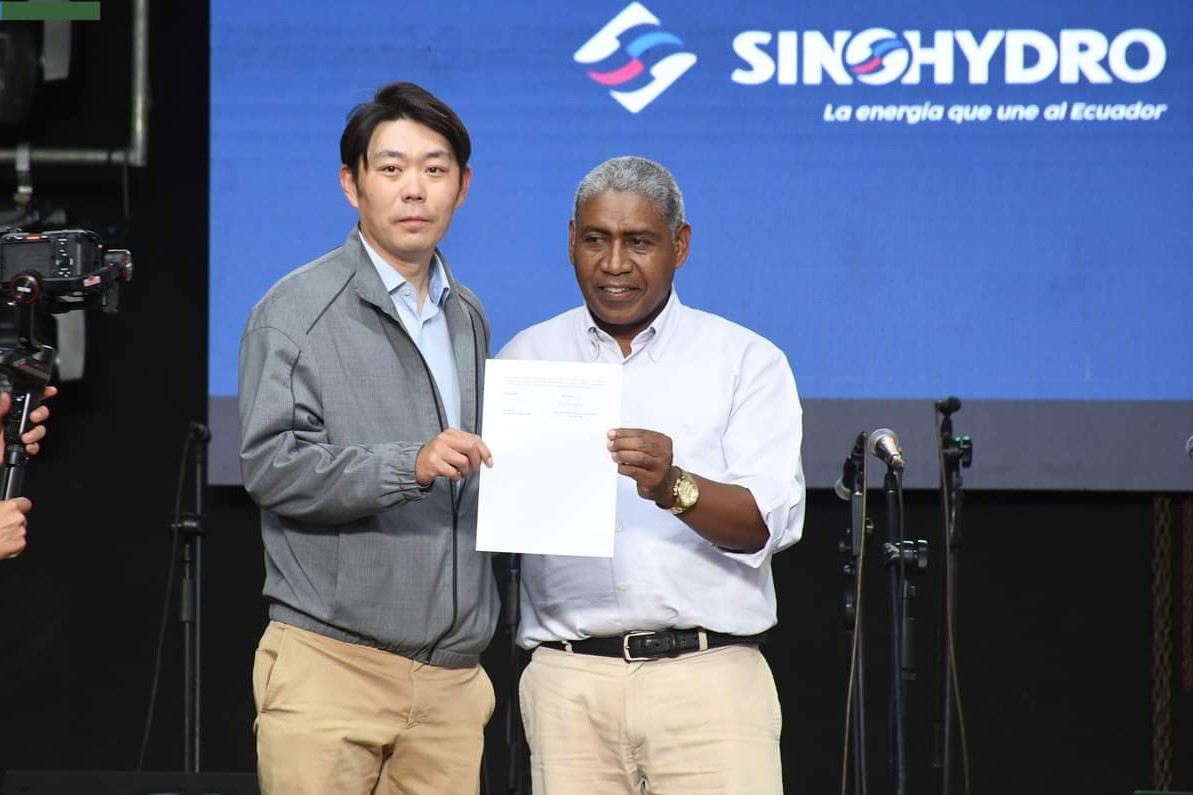 中國電建厄瓜多爾國別代表白納（左）代表中國電建向厄瓜多爾埃爾查科市康復(fù)中心捐贈(zèng)了一批康復(fù)器材，埃爾查科市市長奧斯卡·德拉克魯斯·卡瓦蒂霍（右）對中國企業(yè)的善舉表示感謝。中國電建厄瓜多爾代表處供圖