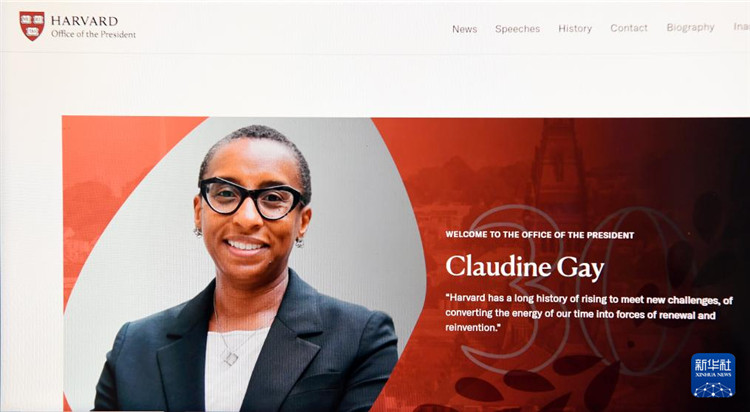 美國(guó)媒體1月2日?qǐng)?bào)道，哈佛大學(xué)校長(zhǎng)蓋伊宣布辭職。這是1月2日拍攝的有蓋伊照片的哈佛大學(xué)官網(wǎng)校長(zhǎng)辦公室頁面。新華社記者李睿 攝