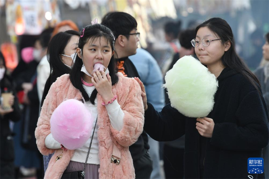 1月5日，在日本名古屋市第18屆“名古屋中國春節(jié)祭”上，游客品嘗棉花糖。新華社記者 岳晨星 攝