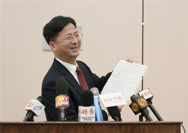 張建敏總領(lǐng)事向媒體展示領(lǐng)區(qū)小學(xué)生來(lái)信。中國(guó)駐舊金山總領(lǐng)館供圖