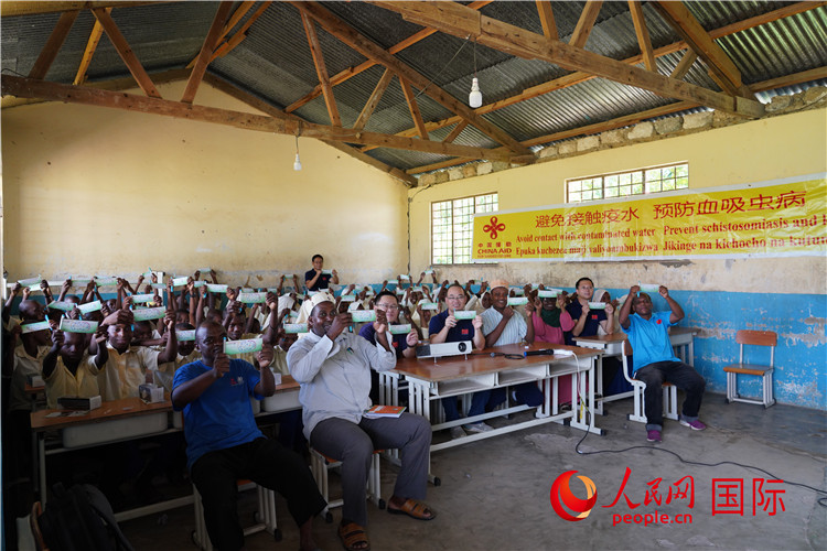 中國(guó)專(zhuān)家組走進(jìn)姆坦噶尼小學(xué)開(kāi)展血吸蟲(chóng)病防治健康教育。人民網(wǎng)記者 黃煒鑫攝