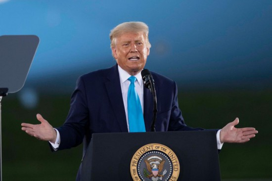 這是2020年9月3日時任美國總統(tǒng)特朗普在美國賓夕法尼亞州拉特羅布參加競選集會的資料照片。新華社記者劉杰攝