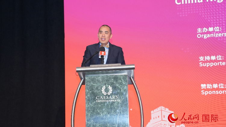 內(nèi)華達(dá)州副州長辦公室幕僚長魯?shù)稀づ撩鲌D安在論壇致辭。人民網(wǎng)記者 鄧圩攝