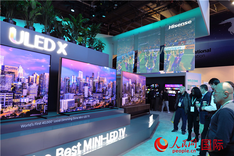 在2024年美國消費(fèi)電子展上，人們駐足觀看中國企業(yè)海信推出的ULED X系列電視110UX，該產(chǎn)品獲得“2024年美國消費(fèi)電子展創(chuàng)新獎”。人民網(wǎng)記者 李志偉攝