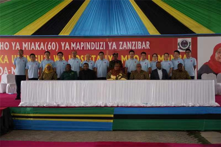 坦桑尼亞政要與中國醫(yī)療隊合影。中國（江蘇）第33期援桑給巴爾醫(yī)療隊供圖