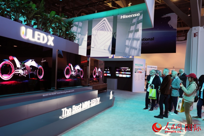 海信在此次展會(huì)上推出ULED X系列電視110UX，是全球首臺(tái)4萬(wàn)+分區(qū)MiniLED電視，斬獲2024年美國(guó)消費(fèi)電子展創(chuàng)新獎(jiǎng)。人民網(wǎng)記者 李志偉攝