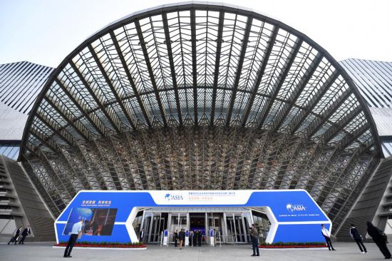 2023年10月30日，參會(huì)嘉賓步入長(zhǎng)沙國(guó)際會(huì)議中心。當(dāng)日，以“全球發(fā)展 共享安全”為主題的博鰲亞洲論壇全球經(jīng)濟(jì)發(fā)展與安全論壇第二屆大會(huì)在湖南長(zhǎng)沙開幕。新華社記者 陳振海 攝