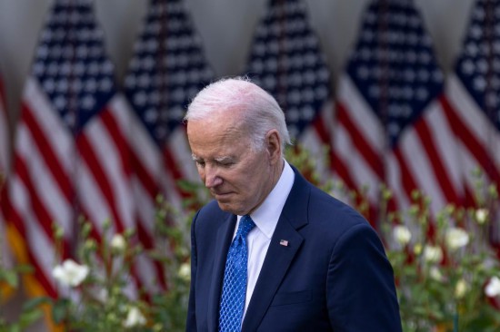 2023年4月24日，美國總統(tǒng)拜登在首都華盛頓白宮出席活動(dòng)。新華社發(fā)（亞倫攝）