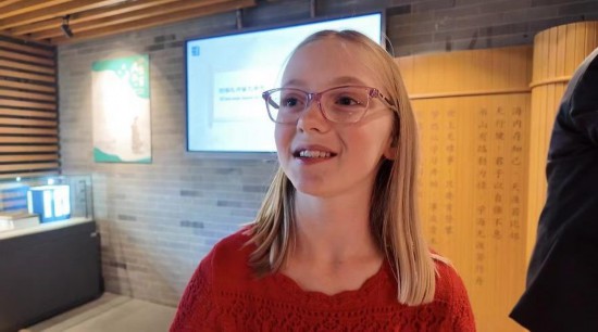 美國猶他州小學生米麗婭姆·居布萊接受記者采訪。