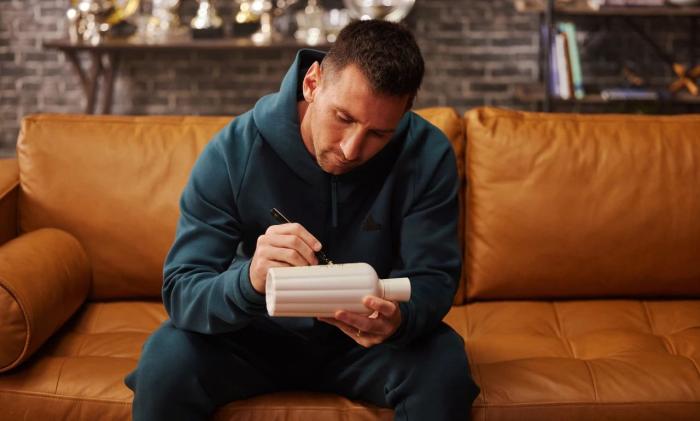 2023年10月，赤水河酒曬出的梅西為赤水河酒酒瓶簽名照片。 截圖自