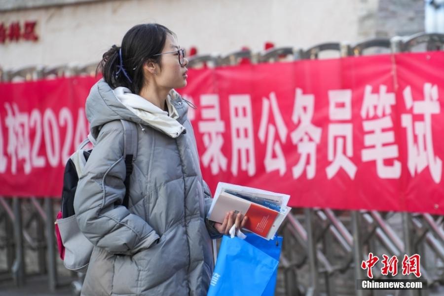 2023年11月26日，山西省太原市，考生步入考場(chǎng)。當(dāng)日，中央機(jī)關(guān)及其直屬機(jī)構(gòu)2024年度考試錄用公務(wù)員公共科目筆試舉行。<a target='_blank' href='/'><p  align=