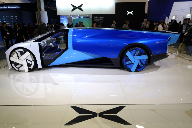 1月11日，人們在美國拉斯維加斯消費電子展小鵬公司展臺觀看電動飛行汽車Aeroht。新華社記者吳曉凌攝