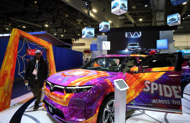 1月11日，人們在美國拉斯維加斯消費電子展越南電動汽車制造商VinFast展臺參觀。新華社記者吳曉凌攝