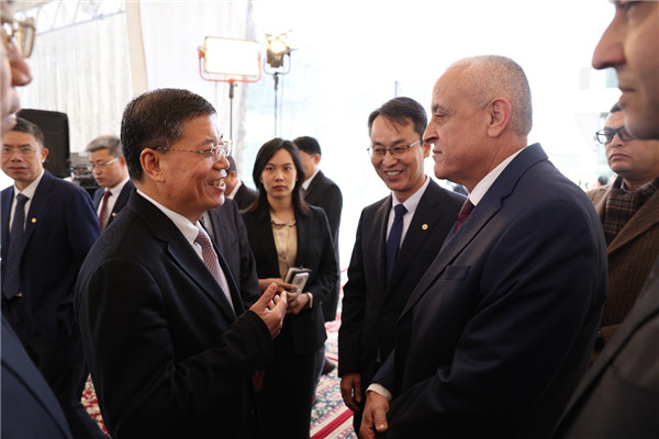 李永明同埃及住房部副部長會談交流。主辦方供圖