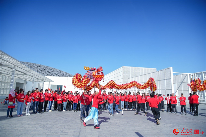 舞龍表演。人民網(wǎng) 塔里克·易卜拉欣攝