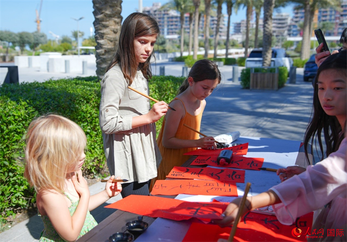 小朋友體驗書法創(chuàng)作。人民網(wǎng) 塔里克·易卜拉欣攝