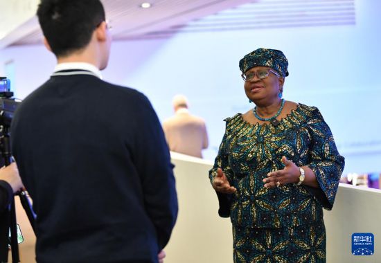 1月18日，世界貿(mào)易組織總干事伊維拉在瑞士達沃斯舉行的世界經(jīng)濟論壇2024年年會期間接受新華社記者專訪。新華社記者 連漪 攝