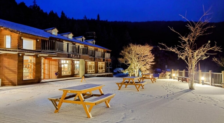 位在宜蘭縣內(nèi)的太平山森林游樂區(qū)23日凌晨開始下雪，園區(qū)翠峰山屋前一片雪白。圖片來源：臺灣“中央社”。