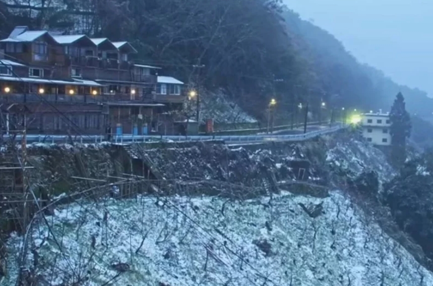 桃園市觀光旅游局22日新啟用的“上巴陵實時影像”的鏡頭下，現(xiàn)場呈現(xiàn)雪景。圖片來源：桃園市觀光旅游局。