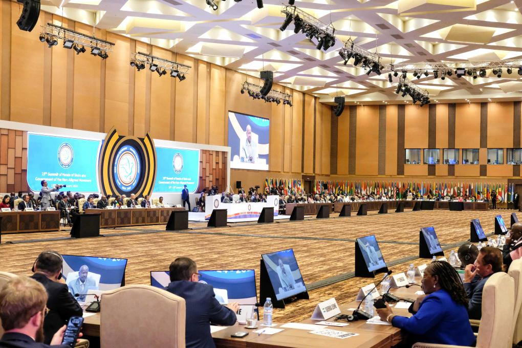 這是1月19日在烏干達(dá)首都坎帕拉拍攝的不結(jié)盟運動第19次峰會開幕式現(xiàn)場。新華社發(fā)（阿佳拉·納瓦達(dá)攝）