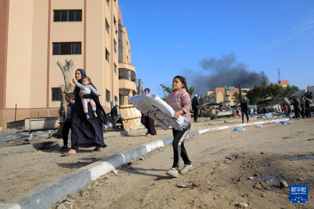 1月22日，加沙地帶南部城市汗尤尼斯遭到以軍攻擊后升起濃煙。新華社發(fā)（里澤克·阿卜杜勒賈瓦德攝）