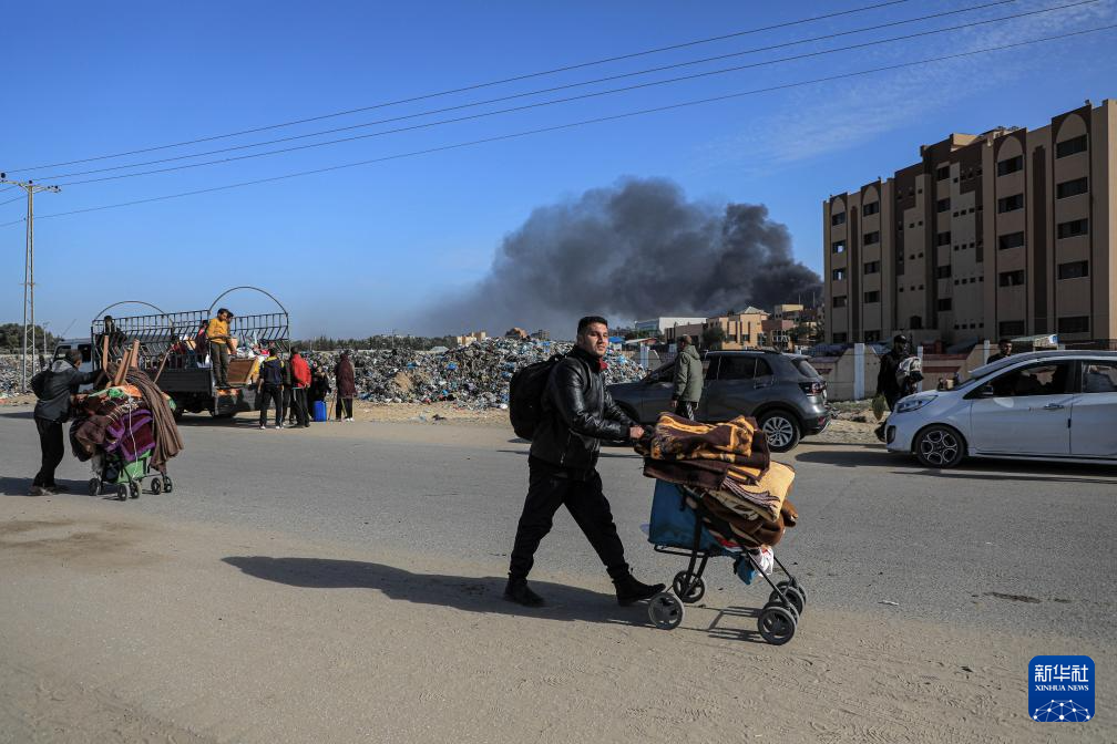 1月22日，在加沙地帶南部城市汗尤尼斯，人們逃離家園。新華社發(fā)（里澤克·阿卜杜勒賈瓦德攝）