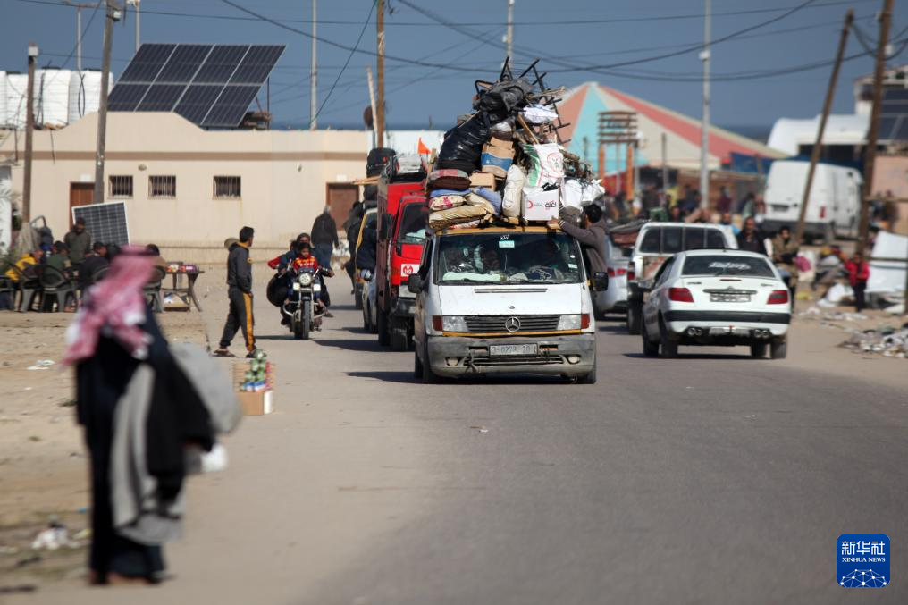 1月22日，在加沙地帶南部城市汗尤尼斯，人們逃離家園。新華社發(fā)（里澤克·阿卜杜勒賈瓦德攝）