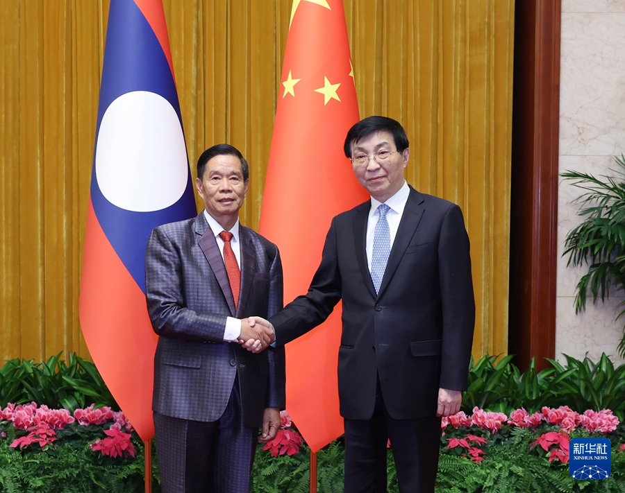 1月22日，中共中央政治局常委、全國政協(xié)主席王滬寧在北京會(huì)見老撾人民革命黨中央政治局委員、建國陣線中央委員會(huì)主席辛拉馮。新華社記者 王曄 攝