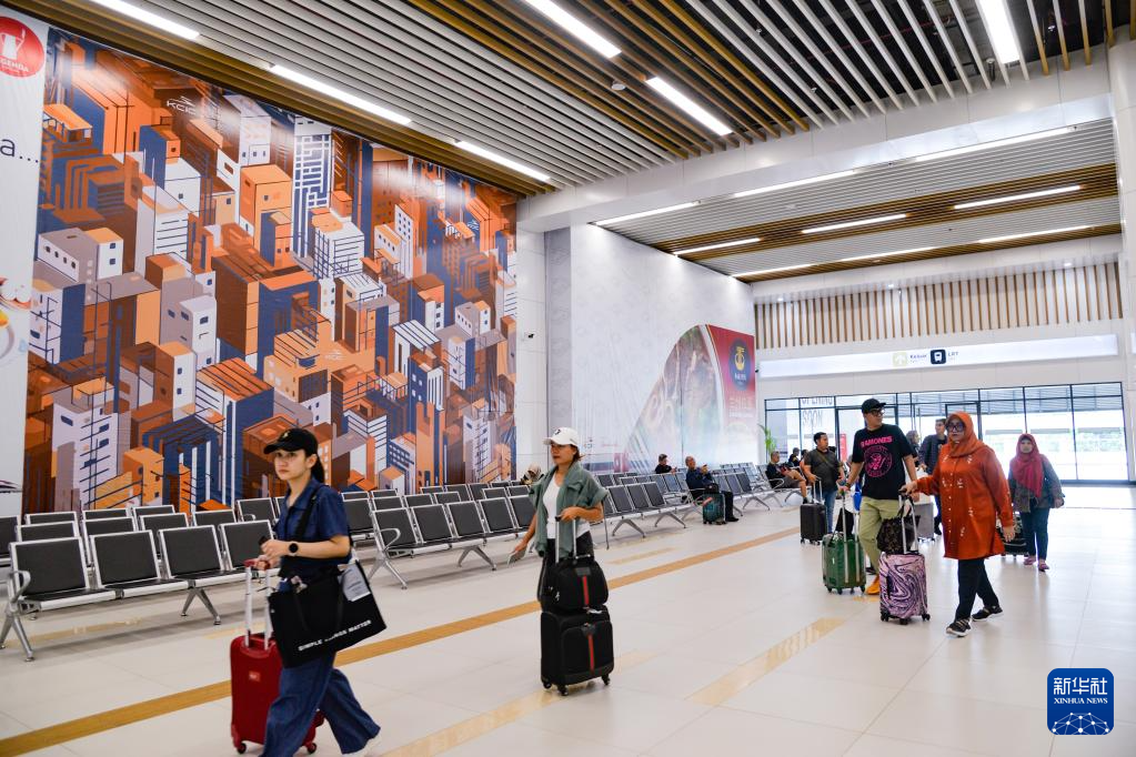 1月24日，在印度尼西亞雅加達哈利姆站，乘客在候車大廳內(nèi)行走。新華社記者 徐欽 攝