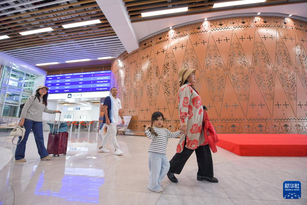 1月24日，在印度尼西亞雅加達哈利姆站，乘客在候車大廳內(nèi)行走。新華社記者 徐欽 攝