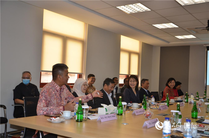 參訪嘉賓與五菱印尼公司負責人交流。人民網記者 李培松攝