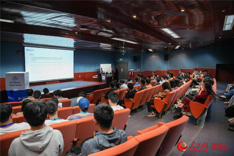 圖為23日，中國(guó)學(xué)生在聽取講座。人民網(wǎng)塔里克·易卜拉欣攝