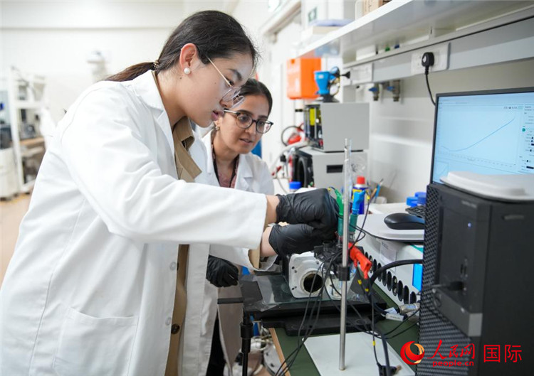 中國(guó)學(xué)生（左一）在嘗試操作電解水實(shí)驗(yàn)。人民網(wǎng)塔里克·易卜拉欣攝