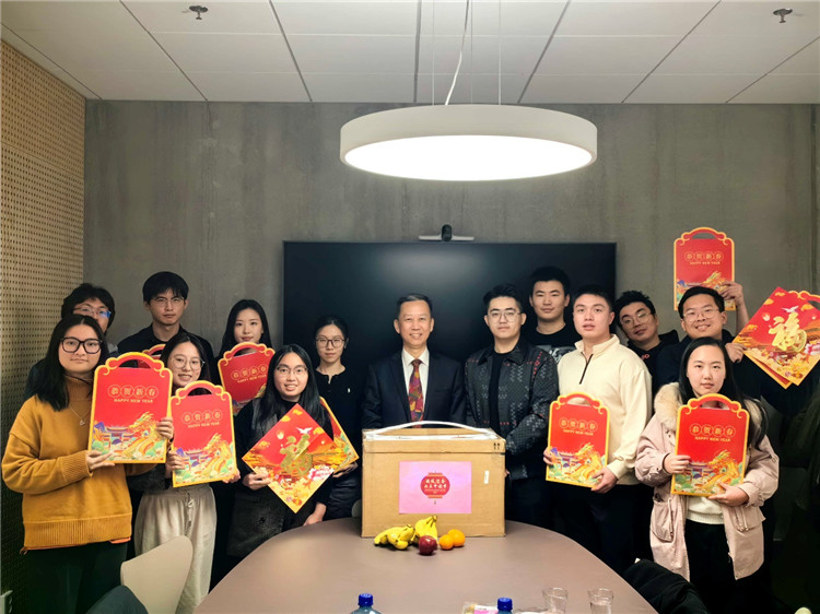 中國駐瑞典大使崔愛民看望慰問瑞典隆德大學(xué)中國留學(xué)生。中國駐瑞典大使館供圖