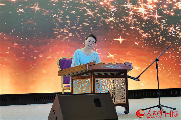 揚(yáng)琴演奏家劉艮演奏《夢(mèng)中的婚禮》。人民網(wǎng)記者 于宏建攝