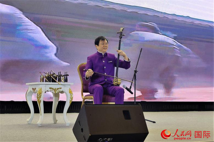 二胡演奏家、國(guó)家一級(jí)演員王之輝演奏《新春樂(lè)》。人民網(wǎng)記者 于宏建攝