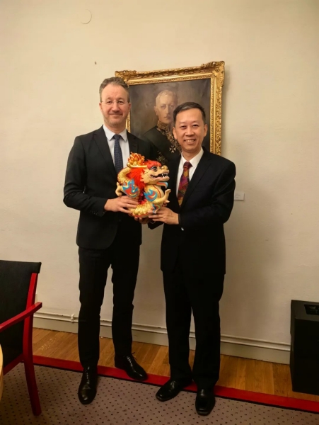 中國駐瑞典大使崔愛民（右）會(huì)見瑞典外交部外貿(mào)總司長嚴(yán)波（左）。中國駐瑞典大使館供圖