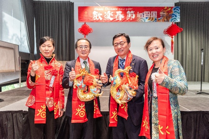 向池田知事、大西市長(zhǎng)贈(zèng)送“歡樂春節(jié)“吉祥龍。從左到右為魏有美副總領(lǐng)事、池田豊人知事、大西秀人市長(zhǎng)、馬曉琛主任。中國(guó)駐大阪旅游辦事處供圖